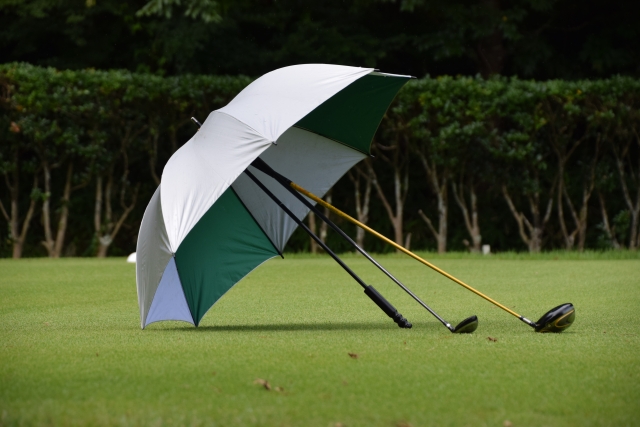 ゴルフ　雨の日　傘