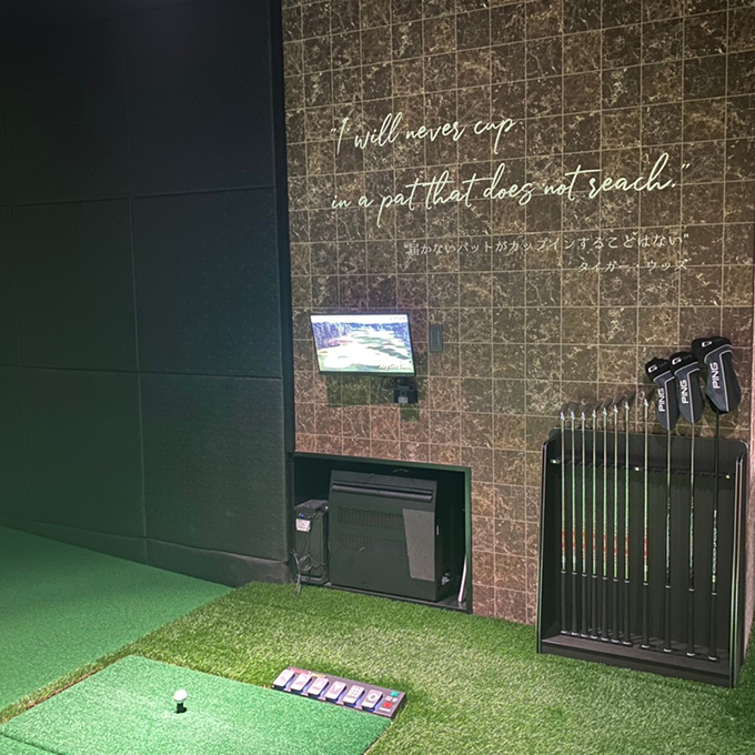 最新のゴルフシュミレーター完備の個室の画像。